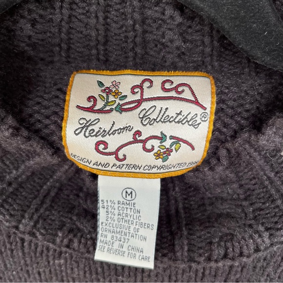 Beautiful festive Santa holiday Christmas sweater   Medium. Excellent quality - Picture 7 of 8